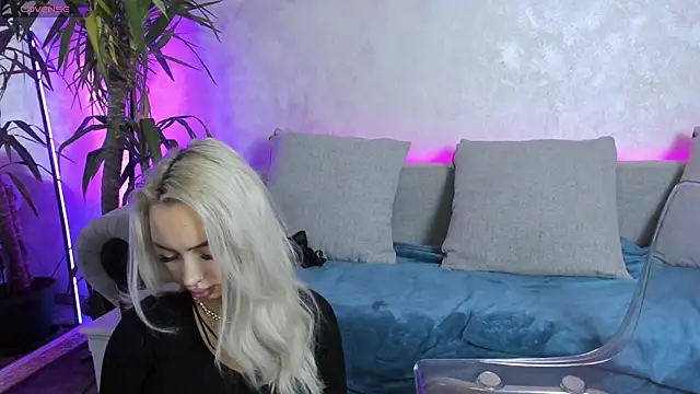 Snapshot of BambiAndAyline chatting on February 5, 4:27 am BambiAndAyline online show from February 5, 4:27 am