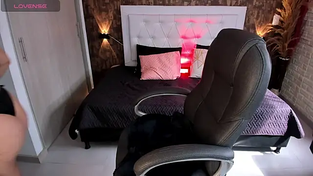 samantha  karolstone online show from February 6, 7:40 pm