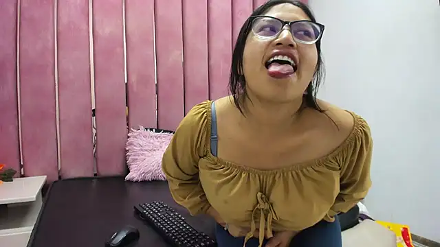 Snapshot of Miaa_Smiith_ chatting on November 28, 3:53 am Miaa Smiith online show from November 28, 3:53 am