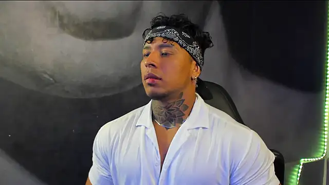 Snapshot of bradley_smith chatting on February 16, 10:32 am bradley smith online show from February 16, 10:32 am