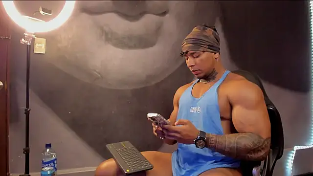 Snapshot of bradley_smith chatting on February 18, 11:33 am bradley smith online show from February 18, 11:33 am