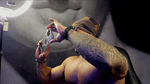 Snapshot of bradley_smith chatting on February 20, 1:36 am bradley smith online show from February 20, 1:36 am