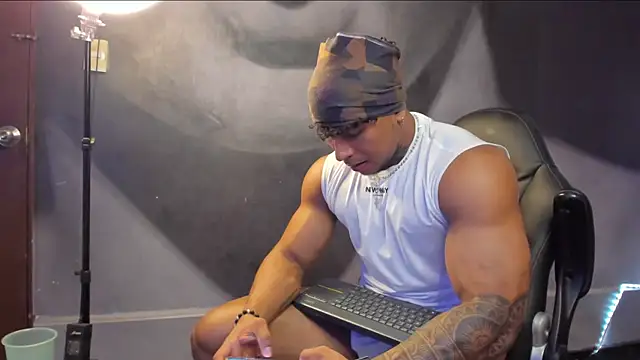 Snapshot of bradley_smith chatting on February 21, 6:40 am bradley smith online show from February 21, 6:40 am