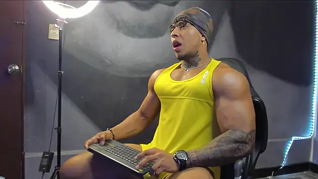 Snapshot of bradley_smith chatting on February 22, 10:51 am bradley smith online show from February 22, 10:51 am