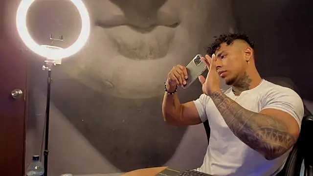 Snapshot of bradley_smith chatting on March 18, 2:47 am bradley smith online show from March 18, 2:47 am