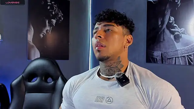 Snapshot of bradley_smith chatting on October 8, 3:37 am bradley smith online show from October 8, 3:37 am