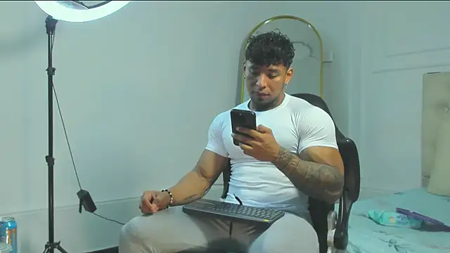 Snapshot of bradley_smith chatting on October 19, 2:07 pm bradley smith online show from October 19, 2:07 pm