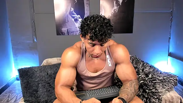 Snapshot of bradley_smith chatting on December 4, 5:39 am bradley smith online show from December 4, 5:39 am