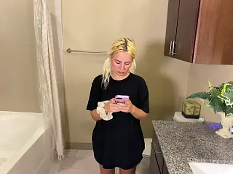girlfriendmissy online show from May 3, 7:09 pm