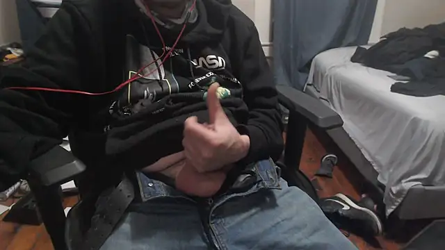 Snapshot of chicostick413 chatting on December 22, 4:17 am chicostick413 online show from December 22, 4:17 am