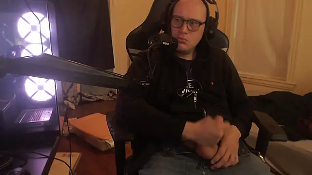 Snapshot of chicostick413 chatting on October 22, 1:33 pm chicostick413 online show from October 22, 1:33 pm