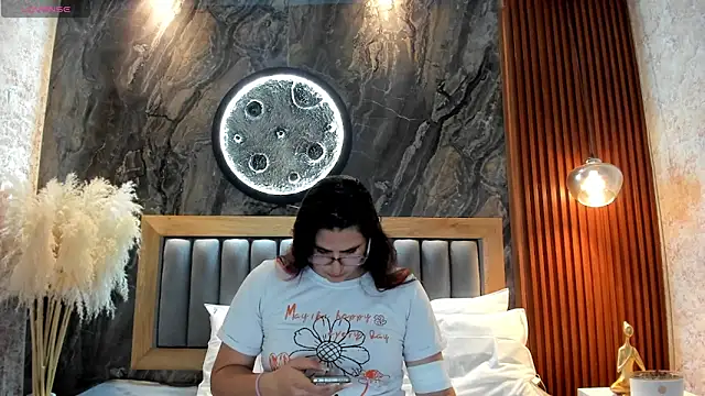 Snapshot of BellaPeers_ chatting on May 29, 10:35 am BellaPeers online show from May 29, 10:35 am