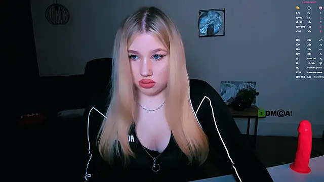 Snapshot of juli_kisss chatting on January 4, 7:44 pm juli kisss online show from January 4, 7:44 pm