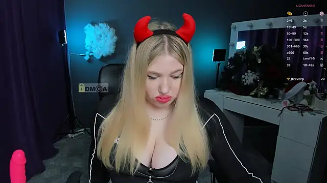 Snapshot of juli_kisss chatting on January 14, 10:34 pm juli kisss online show from January 14, 10:34 pm