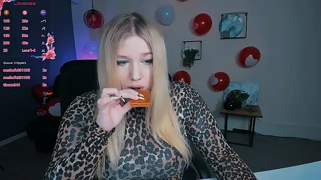 Snapshot of juli_kisss chatting on February 15, 9:38 am juli kisss online show from February 15, 9:38 am