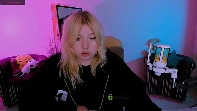 Snapshot of juli_kisss chatting on October 14, 11:49 pm juli kisss online show from October 14, 11:49 pm