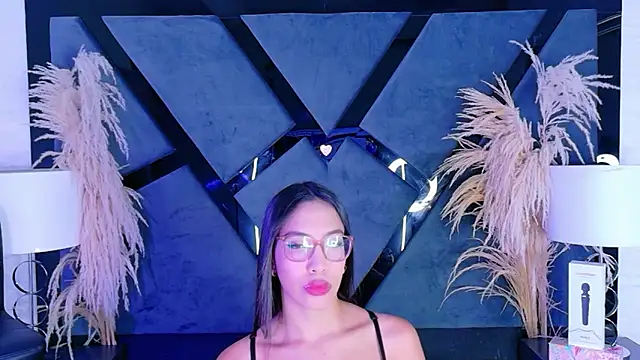 KylieWhite online show from October 25, 1:40 pm