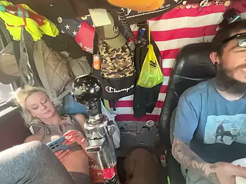 Snapshot of XMeF10 chatting on January 5, 5:27 pm XMeF10 online show from January 5, 5:27 pm