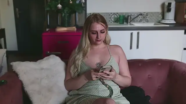 Snapshot of ce_leste__ chatting on December 17, 10:44 am ce leste online show from December 17, 10:44 am