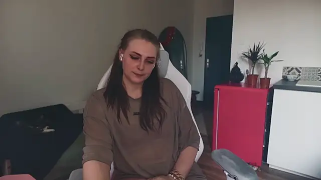 ce leste   online show from March 7, 8:44 am