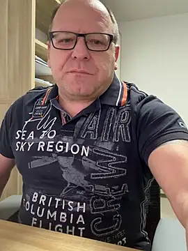 coupleLatinaLovers online show from February 19, 6:09 am