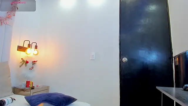 Snapshot of chloe_zulay chatting on December 16, 3:11 am chloe zulay online show from December 16, 3:11 am