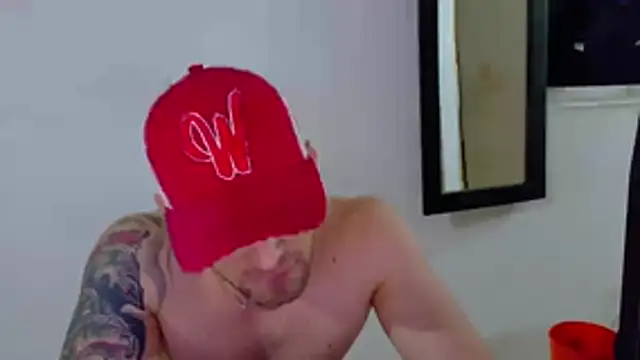 Snapshot of Sexy_Alejandro_ chatting on November 23, 12:43 am Sexy Alejandro online show from November 23, 12:43 am