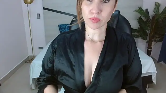 Snapshot of adhara_cortez chatting on July 6, 8:33 pm adhara cortez online show from July 6, 8:33 pm