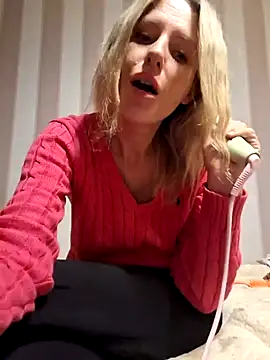 YourJuliena online show from December 31, 2:58 pm