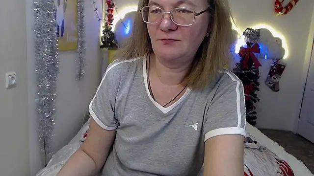 Snapshot of HolyMilfa chatting on December 8, 10:30 am HolyMilfa online show from December 8, 10:30 am