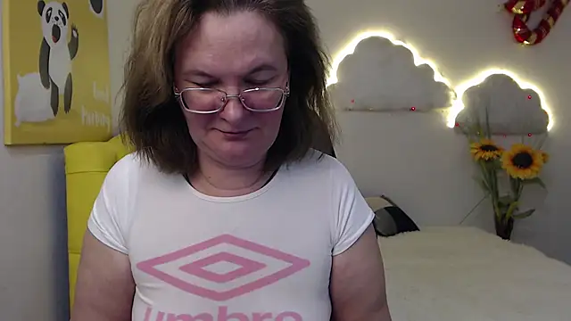 Snapshot of HolyMilfa chatting on February 8, 10:39 am HolyMilfa online show from February 8, 10:39 am