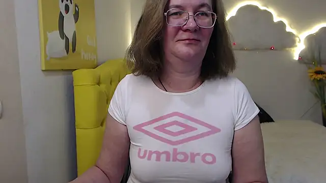 Snapshot of HolyMilfa chatting on February 8, 2:05 pm HolyMilfa online show from February 8, 2:05 pm