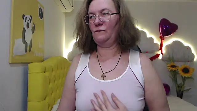 Snapshot of HolyMilfa chatting on February 21, 2:06 pm HolyMilfa online show from February 21, 2:06 pm