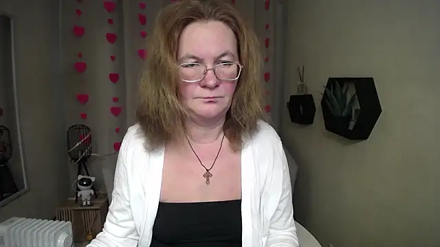 Snapshot of HolyMilfa chatting on February 8, 1:03 pm HolyMilfa online show from February 8, 1:03 pm