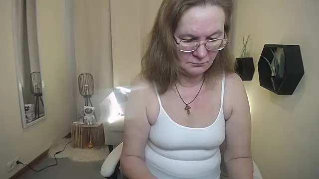 Snapshot of HolyMilfa chatting on March 5, 7:37 am HolyMilfa online show from March 5, 7:37 am