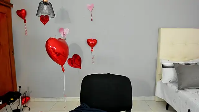 Snapshot of Maia_W10 chatting on February 19, 12:22 pm Maia W10 online show from February 19, 12:22 pm