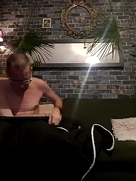 Snapshot of mikeythebestsucker chatting on November 3, 2:46 am mikeythebestsucker online show from November 3, 2:46 am