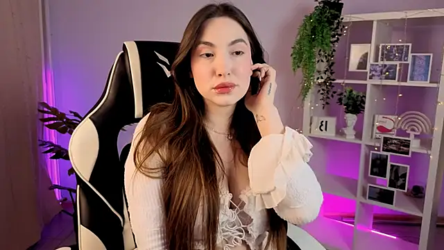 Snapshot of MelissaLovvv chatting on November 16, 8:31 am MelissaLovvv online show from November 16, 8:31 am