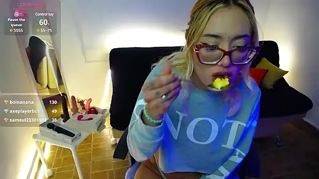 Snapshot of 911Calling chatting on December 10, 2:38 am 911Calling online show from December 10, 2:38 am