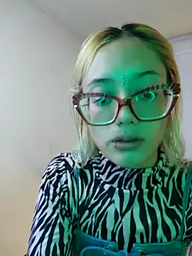 Snapshot of 911Calling chatting on December 21, 12:20 am 911Calling online show from December 21, 12:20 am