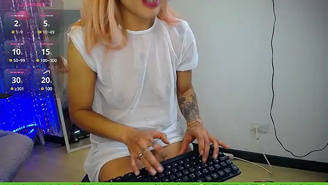 Snapshot of 911Calling chatting on February 16, 6:54 am 911Calling online show from February 16, 6:54 am