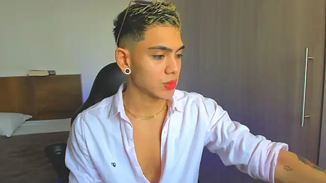 Stevenn 77 online show from December 17, 4:43 pm