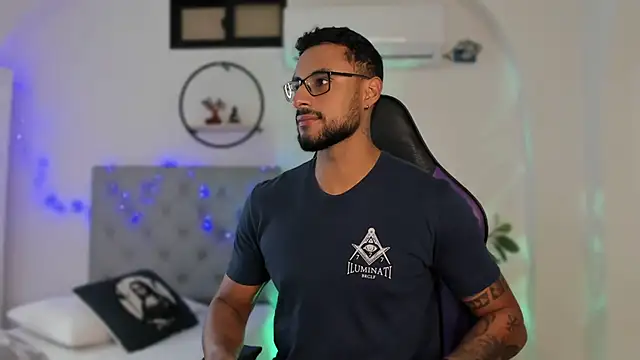 LiamGarcia1 online show from January 2, 12:46 pm