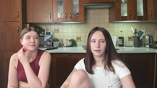 Snapshot of HotCaramellsTV chatting on July 6, 8:33 am HotCaramellsTV online show from July 6, 8:33 am