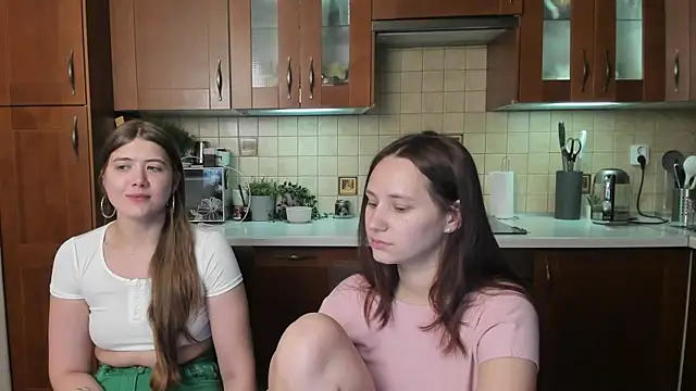 Snapshot of HotCaramellsTV chatting on August 1, 7:40 am HotCaramellsTV online show from August 1, 7:40 am