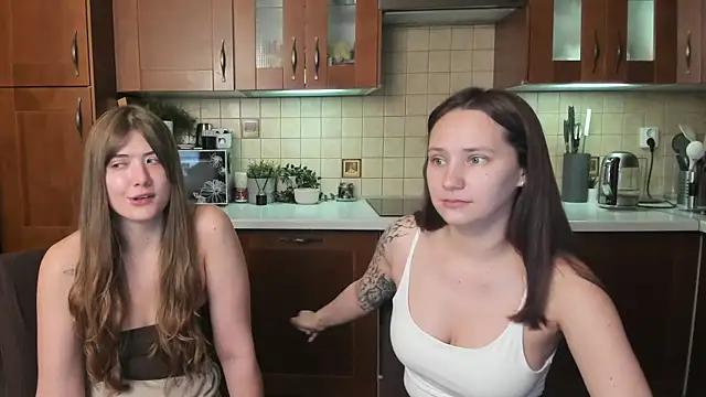 Snapshot of HotCaramellsTV chatting on August 4, 7:55 am HotCaramellsTV online show from August 4, 7:55 am