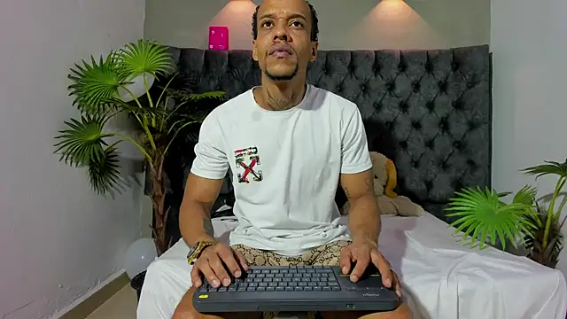 Snapshot of Salomon_koude chatting on May 25, 3:29 pm Salomon koude online show from May 25, 3:29 pm