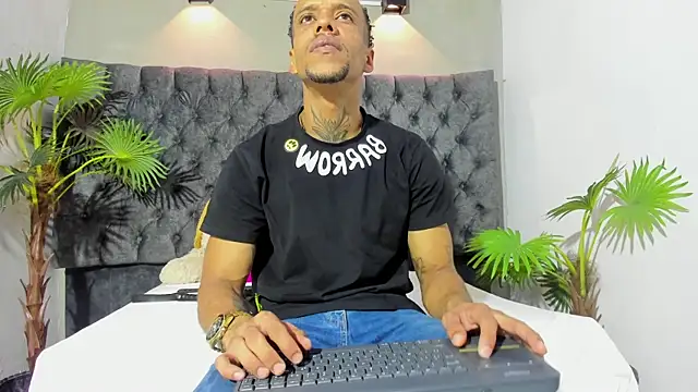 Snapshot of Salomon_koude chatting on June 15, 1:35 pm Salomon koude online show from June 15, 1:35 pm