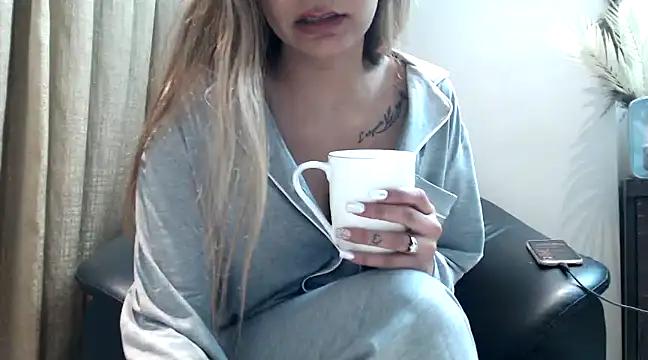 Snapshot of trippy_tina chatting on December 12, 2:11 pm trippy tina online show from December 12, 2:11 pm