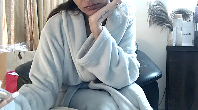 Snapshot of trippy_tina chatting on December 23, 6:11 am trippy tina online show from December 23, 6:11 am